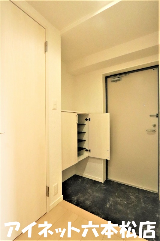 玄関　シューズボックス完備。