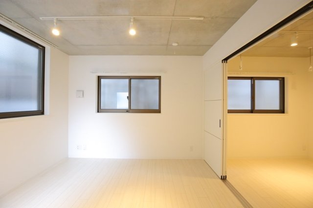 居室・リビング　LDK約9.4帖＋洋室約4.06帖　角部屋　二面採光