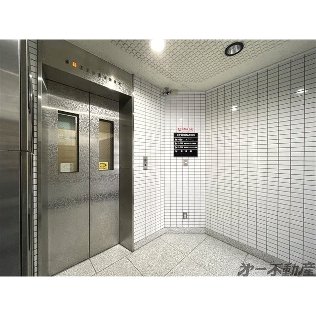 ロビー　エレベータ