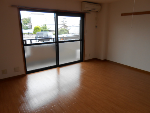 居室・リビング　南面居室（エアコン完備）・全室照明完備