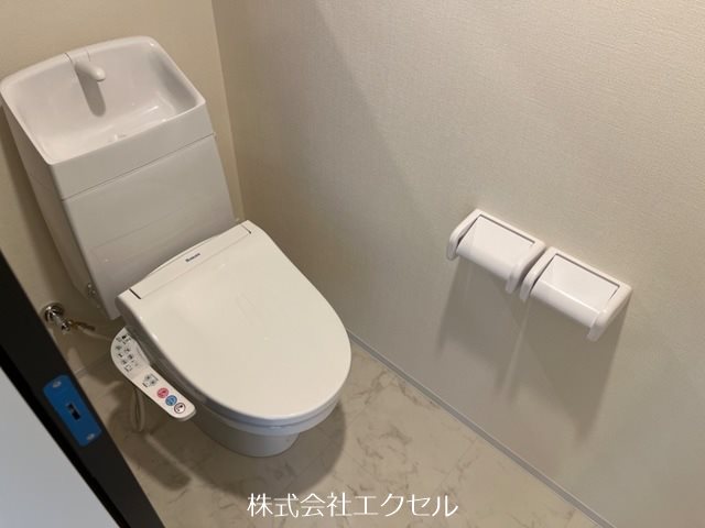 トイレ　収納棚完備の温水洗浄便座のトイレ♪