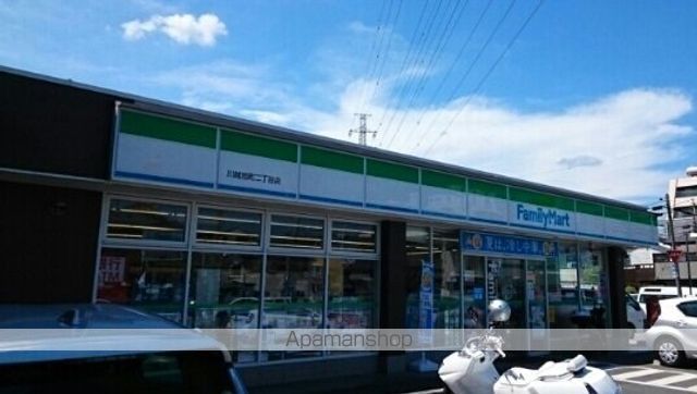 コンビニ　ファミリーマート（コンビニ）まで200m