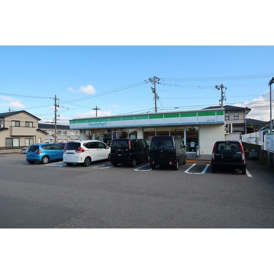 コンビニ　ファミリーマート窪四丁目店（コンビニ）まで472m