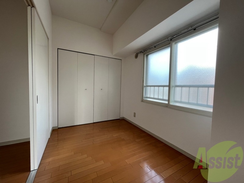 その他部屋・スペース　寝室はこちらです。光が差し込む、温かみのあるお部屋です。