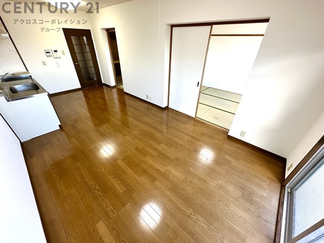 居室・リビング　床色が落ち着いた色合いで、とてもきれいです。