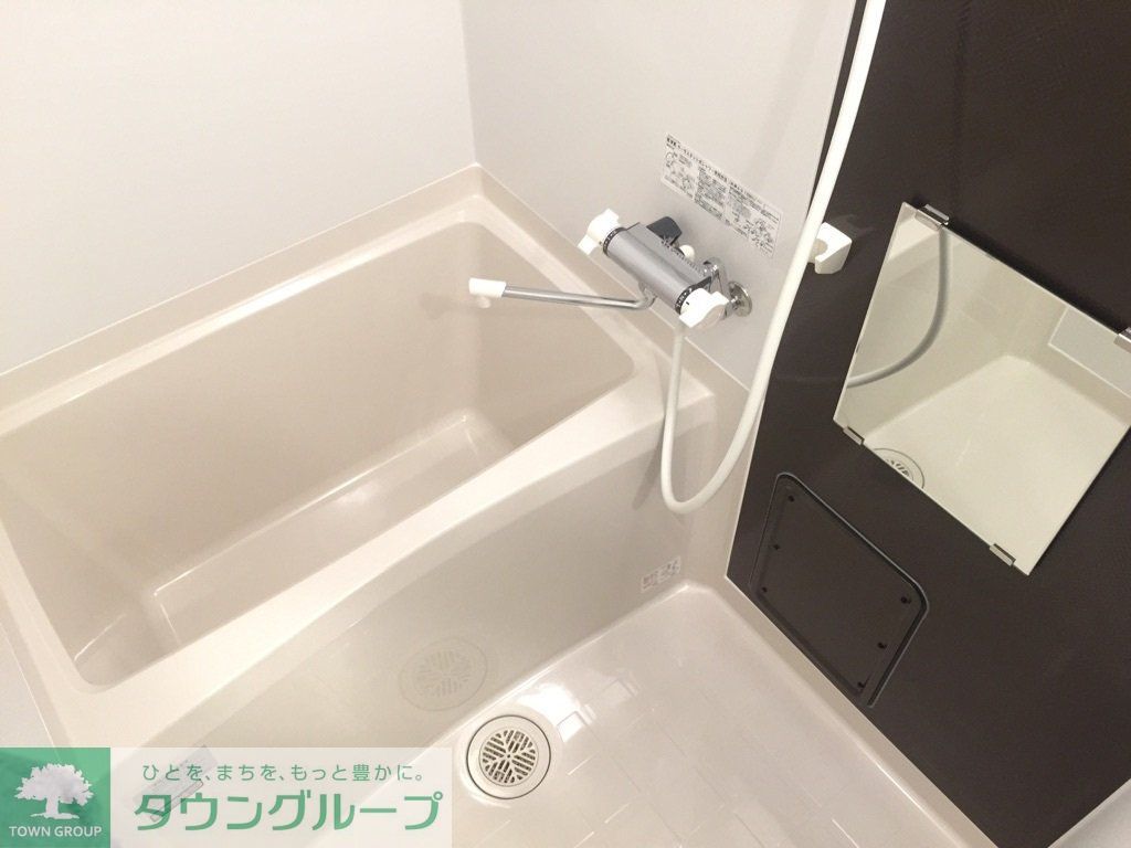 バス・シャワールーム　浴室乾燥機つき。中には鏡もついてます！