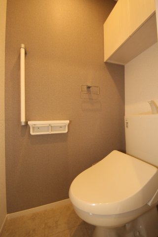 トイレ　落ち着いた色調のトイレです