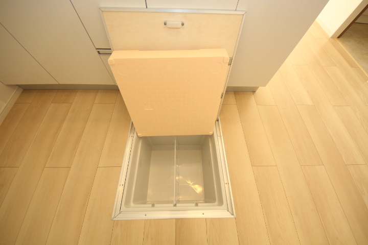 その他　キッチン床下収納です