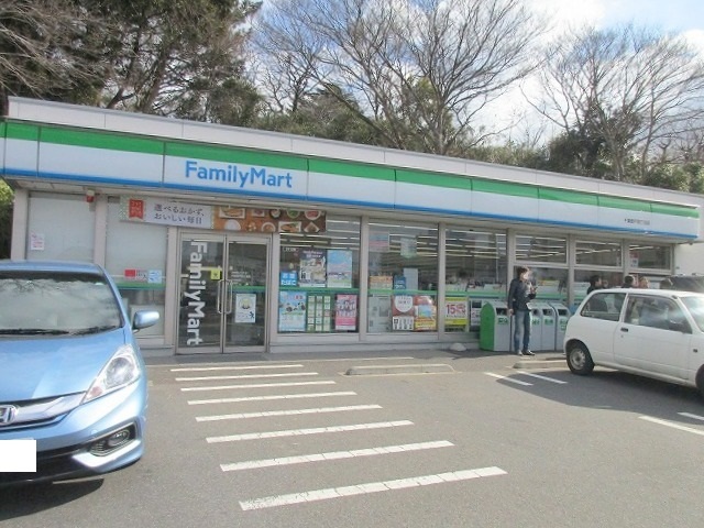 コンビニ　ファミリーマート（コンビニ）まで210m