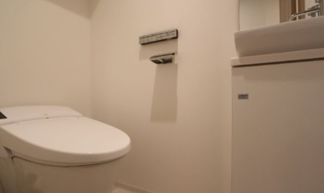 トイレ　落ち着いた色調のトイレです