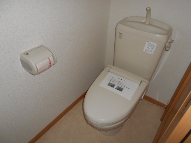 トイレ　暖房便座完備・小物収納棚有り