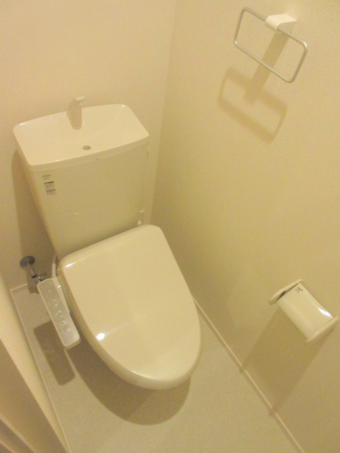 トイレ　嬉しい温水洗浄便座付きトイレ
