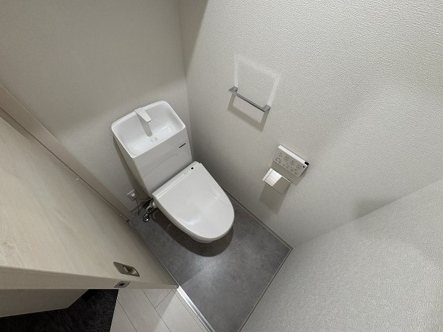 トイレ　落ち着いた色調のトイレです