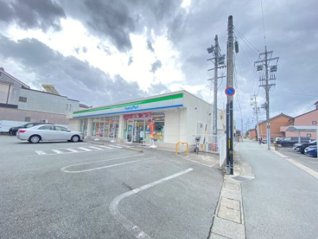 コンビニ　ファミリーマート松阪湊町店（コンビニ）まで156m
