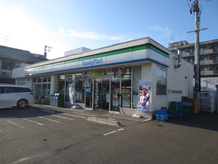 コンビニ　ファミリーマート（コンビニ）まで300m