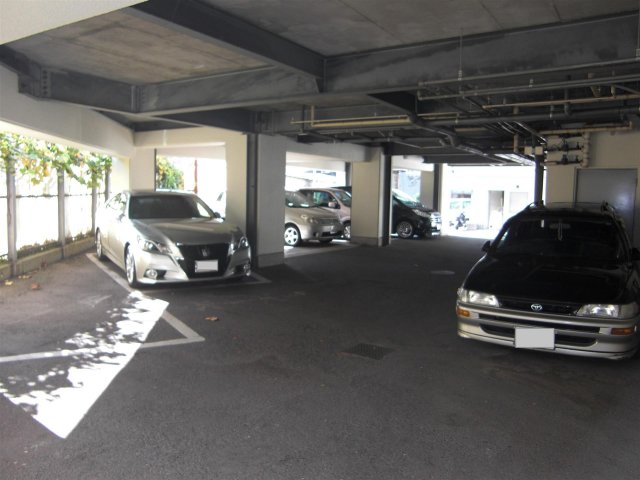 駐車場　建物1階部分に駐車場があります♪
