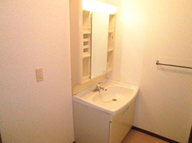 洗面設備　別部屋参考写真です