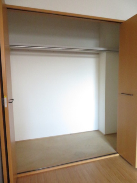 収納　洋服収納便利なポール付き