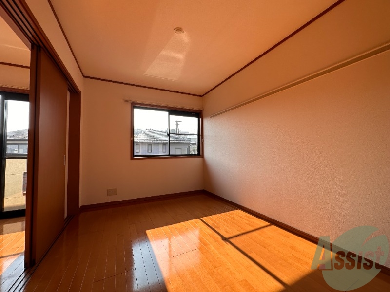 その他部屋・スペース　６帖の洋室です。大きめのベッドも入る大きさですね。
