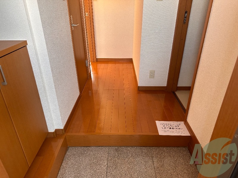 玄関　玄関からがすぐにお部屋が見えないので安心ですね、
