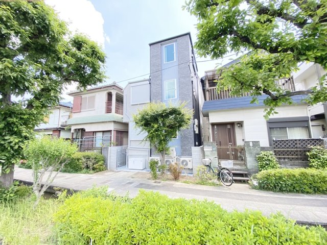 建物外観　周辺は緑が多く、落ち着いた住環境です。