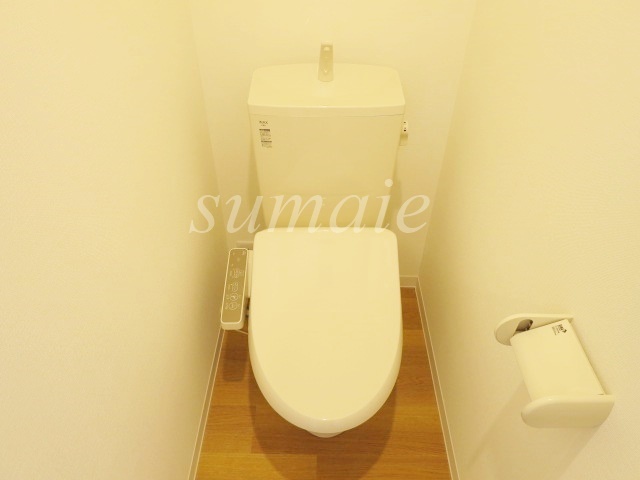 トイレ　温水洗浄便座付きトイレです。