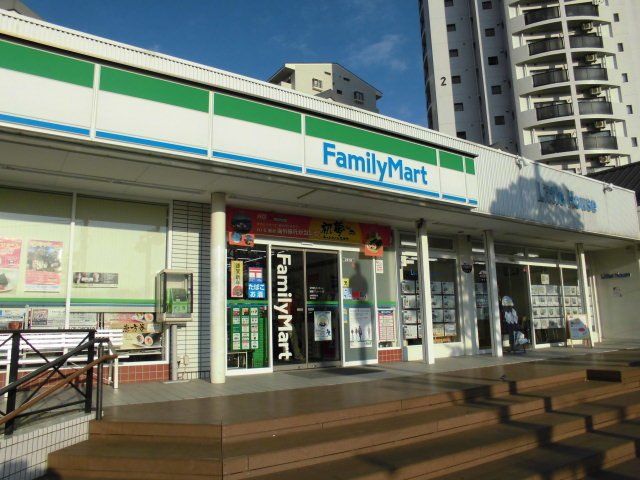 コンビニ　ファミリーマート浦安マリーナ店（コンビニ）まで719m