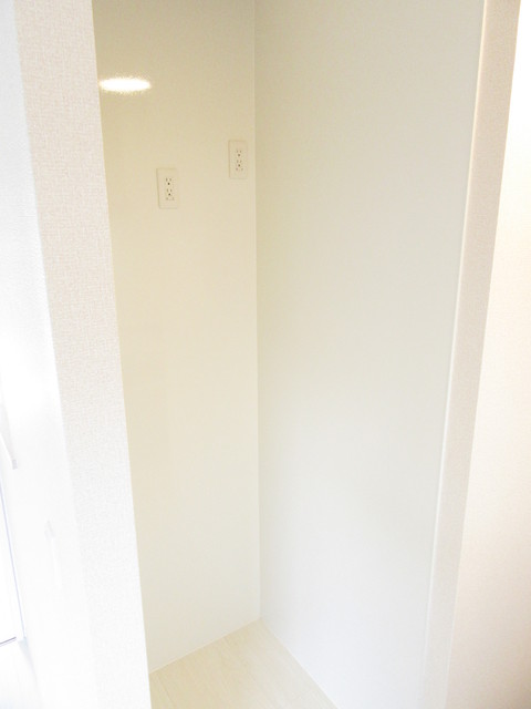 キッチン　キッチン背面に冷蔵庫置けるスペース御座います。