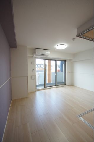 居室・リビング　「落ち着いた色合いの床材を使用した居住空間」
