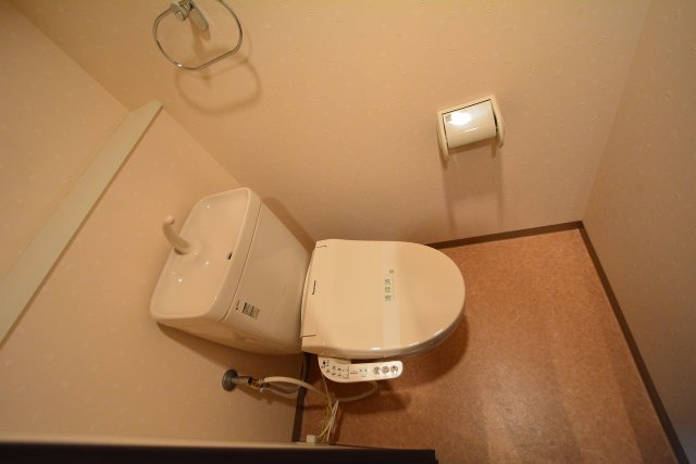 トイレ　温水洗浄便座付きのトイレです♪