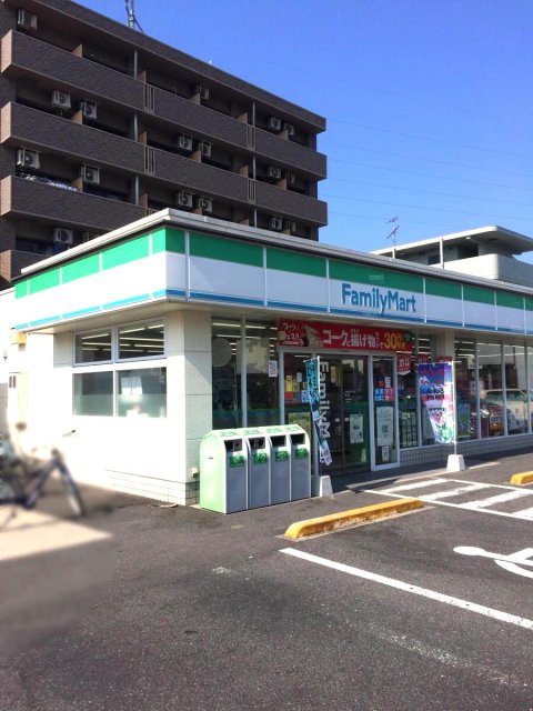 コンビニ　ファミリーマート　楽山店（コンビニ）まで200m