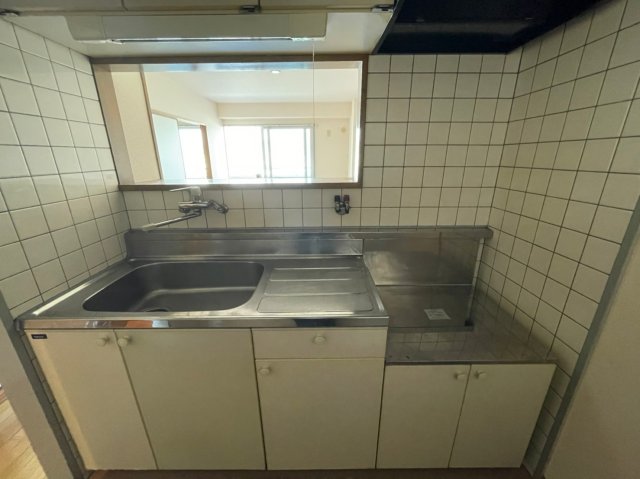 キッチン　(参考)同マンション別間取り他部屋の写真（間取り図が正）
