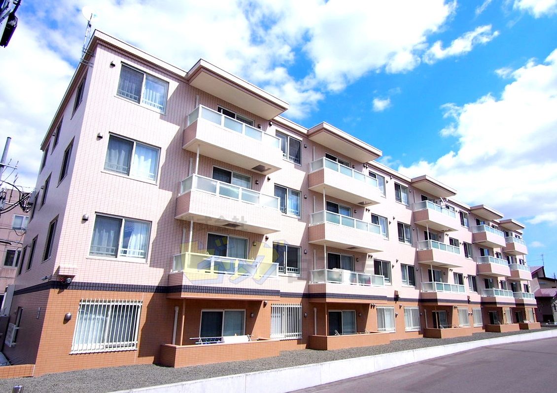 建物外観　夏も快適なエアコン付きの広々２ＬＤＫです♪