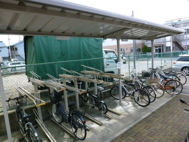 その他共有部分　屋根付きの駐輪場です。