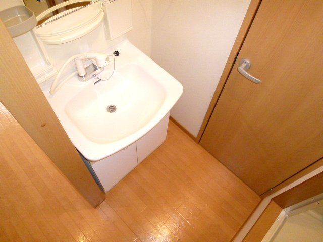 洗面設備　シャンプードレッサーの独立洗面台です。