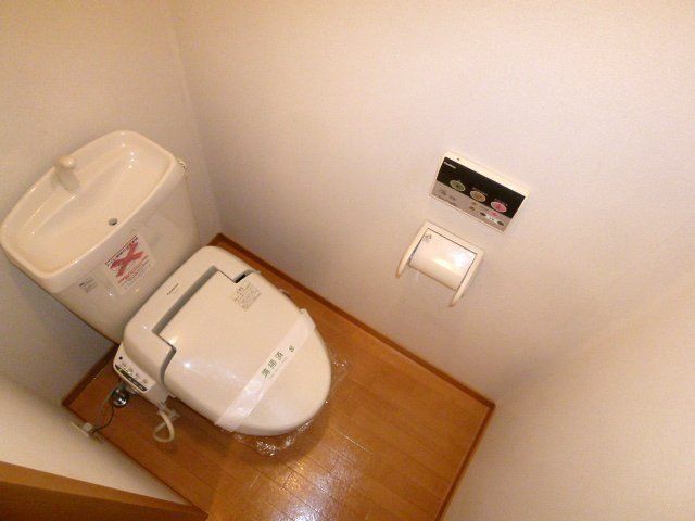 トイレ　温水洗浄便座付きのトイレです。