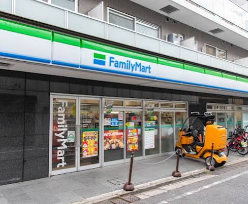 コンビニ　ファミリーマート西麻布霞町店（コンビニ）まで272m
