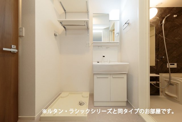 洗面設備　明るい洗面所です