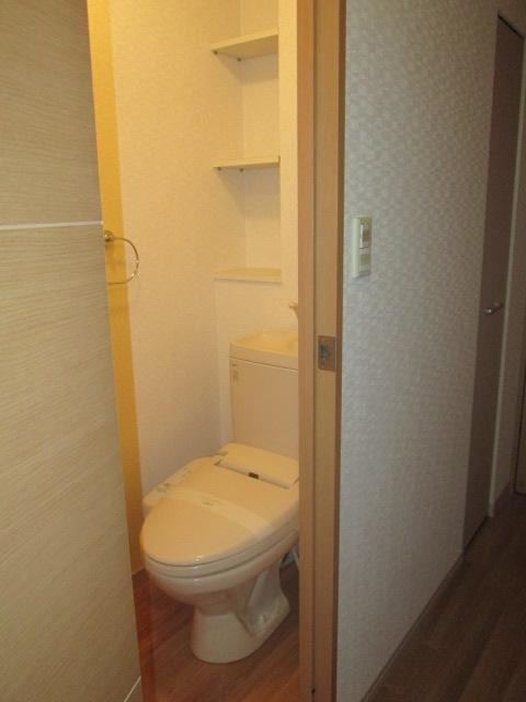 トイレ　収納付きのトイレで