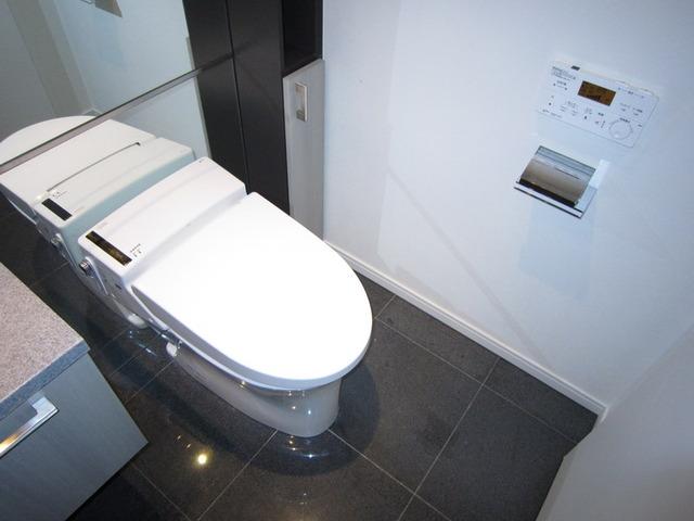 トイレ　※反転タイプのお部屋の写真を使用しています。