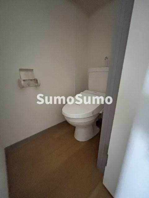 トイレ　落ち着いた色調のトイレです