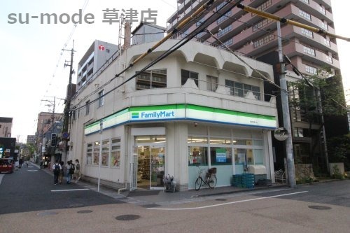 コンビニ　ファミリーマート草津駅東口店（コンビニ）まで198m