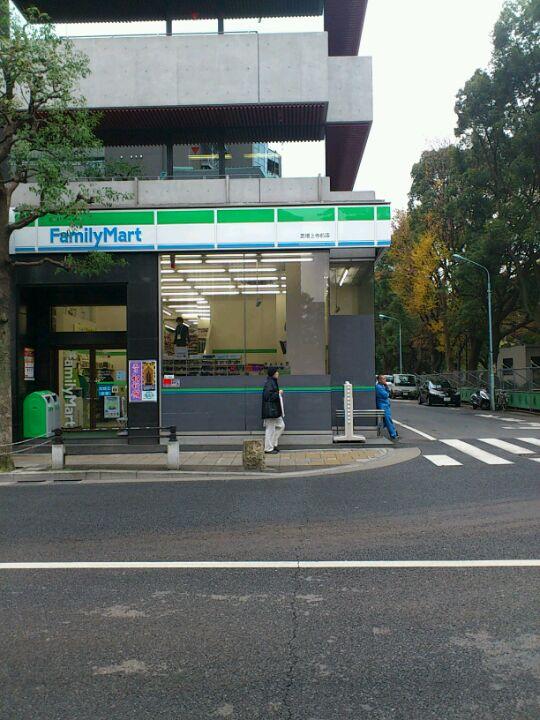 コンビニ　ファミリーマート芝増上寺前店（コンビニ）まで42m