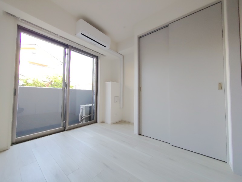 居室・リビング　４．４帖の部屋には収納完備