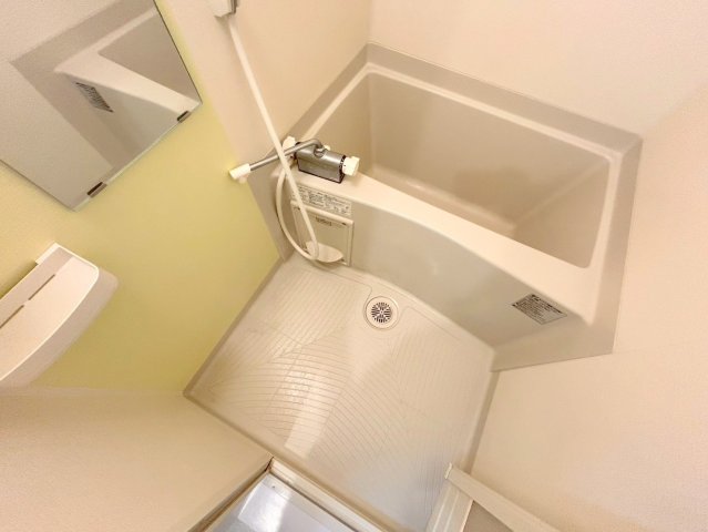 バス・シャワールーム　広めのお風呂は一日の疲れを癒してくれます。