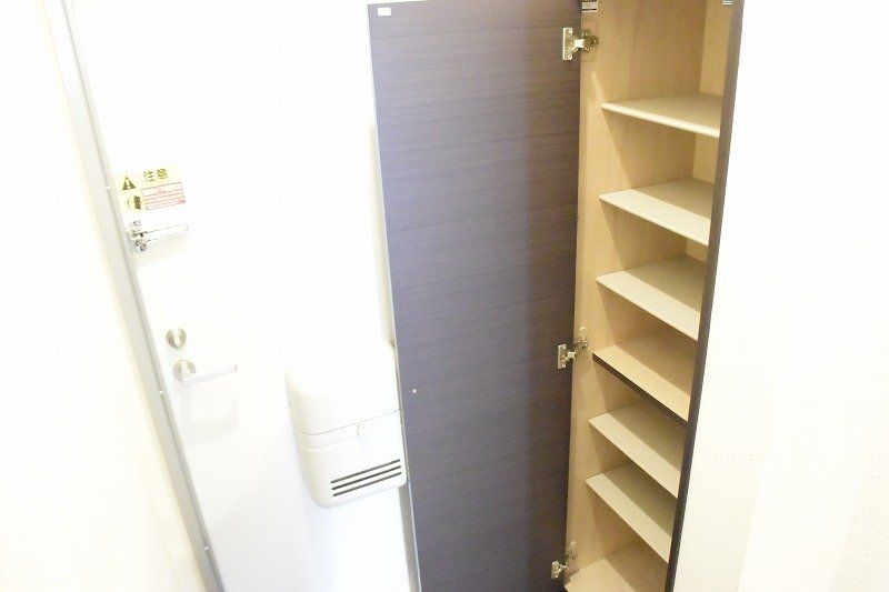 玄関　玄関にシューズボックスあり。