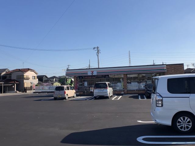 コンビニ　セブンイレブン（コンビニ）まで310m