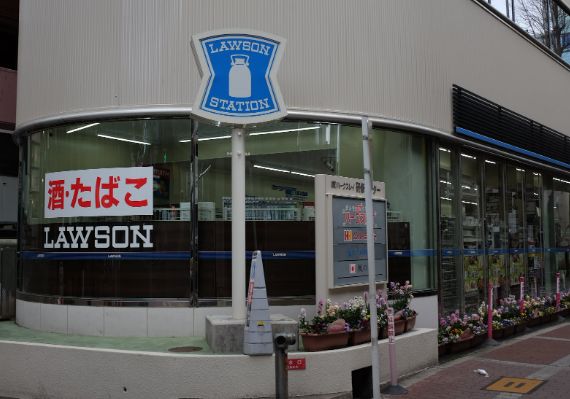 コンビニ　ローソン 鶴野町店（コンビニ）まで70m