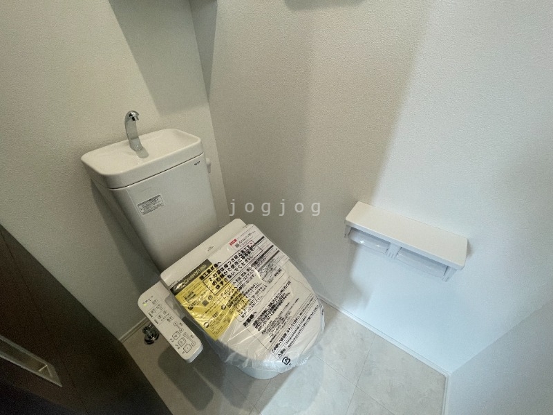 トイレ　温水洗浄便座付きのトイレとなっております。