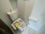 トイレ　温水洗浄便座付きのトイレとなっております。